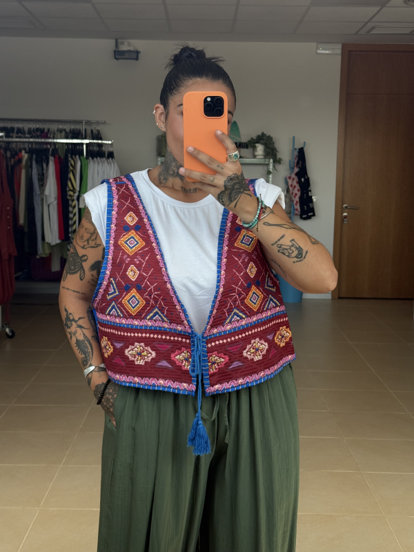 CHALECO CORTO ESTAMPADO