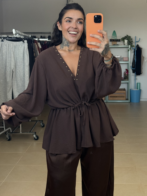BLUSA TACHUELAS