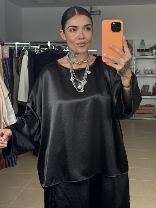 BLUSA SATINADA CUELLO REDONDO